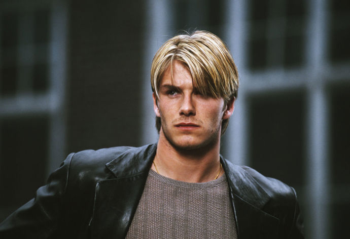 David Beckham je ultimántím fotbalistou jehož vlasové proměny byly často krokem vedle, avšak i tyto přešlapy kopíroval celý svět. To už musí být nějaký vliv...
David Beckham je ultimántím fotbalistou jehož vlasové proměny byly často krokem vedle, avšak i tyto přešlapy kopíroval celý svět. To už musí být nějaký vliv...