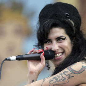 Unikátní jako její nositelka Amy Winehouse nebyla jen tlustá černá linka, která se stala nezaměnitelnou součástí jejího vzezření, ale také nedbalý účes, jež s námi zůstane stejně jako výjimečný hlas navždy.
Unikátní jako její nositelka Amy Winehouse nebyla jen tlustá černá linka, která se stala nezaměnitelnou součástí jejího vzezření, ale také nedbalý účes, jež s námi zůstane stejně jako výjimečný hlas navždy.