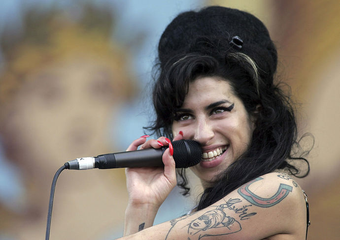 Unikátní jako její nositelka Amy Winehouse nebyla jen tlustá černá linka, která se stala nezaměnitelnou součástí jejího vzezření, ale také nedbalý účes, jež s námi zůstane stejně jako výjimečný hlas navždy.
Unikátní jako její nositelka Amy Winehouse nebyla jen tlustá černá linka, která se stala nezaměnitelnou součástí jejího vzezření, ale také nedbalý účes, jež s námi zůstane stejně jako výjimečný hlas navždy.