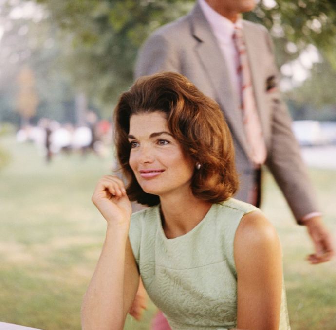 Jackie Kennedy si pamatujeme nejen pro její celoživotní úsilí v oblasti umění a architektury, ale i pro nepřekonatelný smysl pro eleganci. Co by mohlo podtrhnou její půvaby více, než Chanel kostýmky a stylový účes jménem “bouffant”?
Jackie Kennedy si pamatujeme nejen pro její celoživotní úsilí v oblasti umění a architektury, ale i pro nepřekonatelný smysl pro eleganci. Co by mohlo podtrhnou její půvaby více, než Chanel kostýmky a stylový účes jménem “bouffant”?