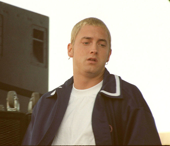 Eminemovo blonďatá barva má lehce smutné konotace. Vlasy si začal barvit již jako teenager, když svořil personu Slim Shadyho a přestal až v letech 2004-2005, kdy drogová závislost začala ovlivňovat jeho život.
Eminemovo blonďatá barva má lehce smutné konotace. Vlasy si začal barvit již jako teenager, když svořil personu Slim Shadyho a přestal až v letech 2004-2005, kdy drogová závislost začala ovlivňovat jeho život.