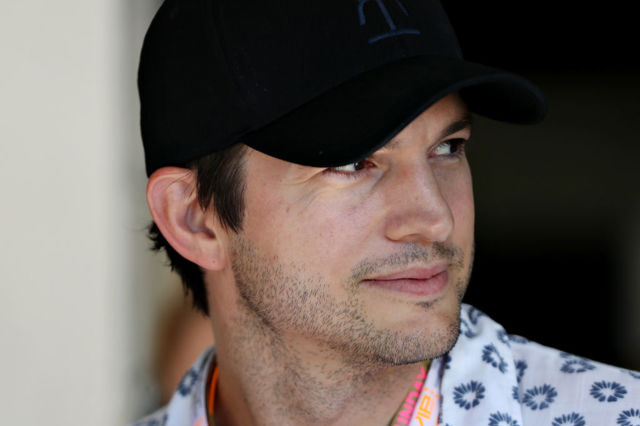 Ashton Kutcher přišel o panictví v patnácti letech a byl to podle jeho slov velmi trapný zážitek. “Byl jsem s dívkou, kterou mi právě dohodil můj kamarád. Celá 'akce' trvala asi dvě sekundy a byl to opravdu děs.” Pro dobro Mily Kunis doufáme, že herec již získal více zkušeností...
Ashton Kutcher přišel o panictví v patnácti letech a byl to podle jeho slov velmi trapný zážitek. “Byl jsem s dívkou, kterou mi právě dohodil můj kamarád. Celá 'akce' trvala asi dvě sekundy a byl to opravdu děs.” Pro dobro Mily Kunis doufáme, že herec již získal více zkušeností...