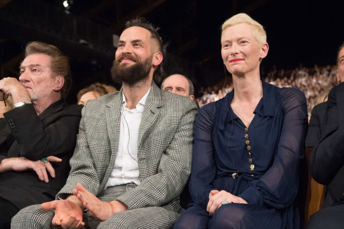 Skotská herečka Tilda Swinton potkala svého partnera Sandro Koppa při natáčení filmu Letopisy Narnie v roce 2004 a od té doby jsou nerozlučnou dvojkou. Vychovávají společně dvě děti z Tildiného předešlého manželství s Johnem Brynem a co je zajímavé, všichni žijí pod jednou střechou společně. Podle hereččiných slov je to pro mnoho lidí nepochopitelné, ale jim to prý funguje.
Skotská herečka Tilda Swinton potkala svého partnera Sandro Koppa při natáčení filmu Letopisy Narnie v roce 2004 a od té doby jsou nerozlučnou dvojkou. Vychovávají společně dvě děti z Tildiného předešlého manželství s Johnem Brynem a co je zajímavé, všichni žijí pod jednou střechou společně. Podle hereččiných slov je to pro mnoho lidí nepochopitelné, ale jim to prý funguje.