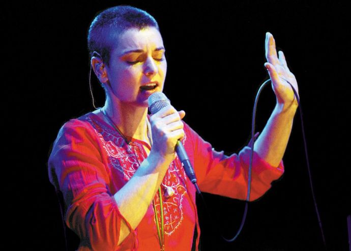 Zatímco oholená hlava Sinead O’Connor byla zpočátku jen rebelií proti tradičnímu vnímání žen, o několik let později zpěvačka prozradila, že když si nechala narůst vlasy, lidé si ji pletli s Enyou, proto znovu sáhla po strojku.
Zatímco oholená hlava Sinead O’Connor byla zpočátku jen rebelií proti tradičnímu vnímání žen, o několik let později zpěvačka prozradila, že když si nechala narůst vlasy, lidé si ji pletli s Enyou, proto znovu sáhla po strojku.