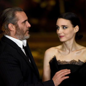 Rooney Mara a Joaquin Phoenix se setkali v roce 2016 při natáčení a dnes již mají dítě a jsou zasnoubení. Ovšem u Joaquina nikdy nevíte, i při rozhovorech často rád mlží a své soukromí si pečlivě hlídá.
Rooney Mara a Joaquin Phoenix se setkali v roce 2016 při natáčení a dnes již mají dítě a jsou zasnoubení. Ovšem u Joaquina nikdy nevíte, i při rozhovorech často rád mlží a své soukromí si pečlivě hlídá.