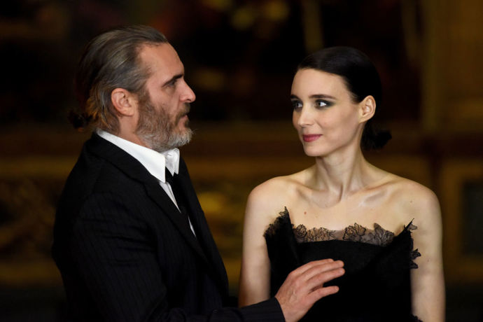Rooney Mara a Joaquin Phoenix se setkali v roce 2016 při natáčení a dnes již mají dítě a jsou zasnoubení. Ovšem u Joaquina nikdy nevíte, i při rozhovorech často rád mlží a své soukromí si pečlivě hlídá.
Rooney Mara a Joaquin Phoenix se setkali v roce 2016 při natáčení a dnes již mají dítě a jsou zasnoubení. Ovšem u Joaquina nikdy nevíte, i při rozhovorech často rád mlží a své soukromí si pečlivě hlídá.