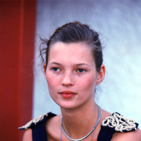  

KATE MOSS  

Fotografka Corinne Day nafotila její černobílé fototesty ve stylu Melanie Ward pro The Face a když jí bylo šestnáct let, byla přzvána k natáčení klipu s názvem „The 3rd Summer of Love“. Day tehdy popsala své fotografie jako manifest „špinavého realismu“ či „čistý grunge“. Pro Kate se pak vžilo označení „heroine chic“.
