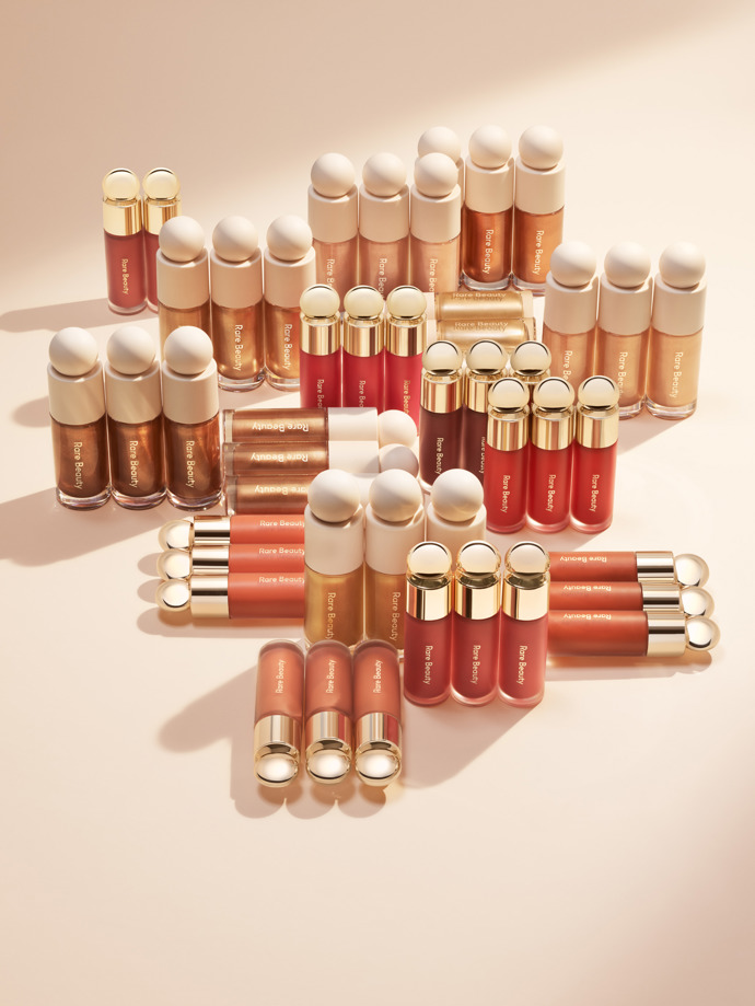 Positive Light Liquid Luminizer rozjasňovač, 720 Kč; Soft Pinch Liquid Blush tekutá tvářenka, 590 Kč
