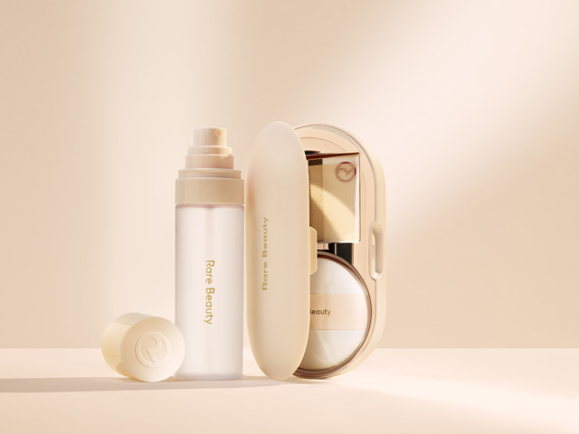 Touch-Up Kit Blot & Glow, sada na úpravu a zmatnění pleti, 820 Kč
Touch-Up Kit Blot & Glow, sada na úpravu a zmatnění pleti, 820 Kč