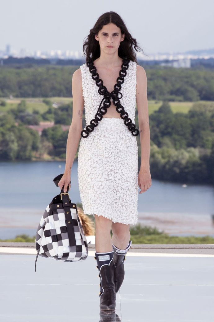  

Louis Vuitton Cruise 2022
