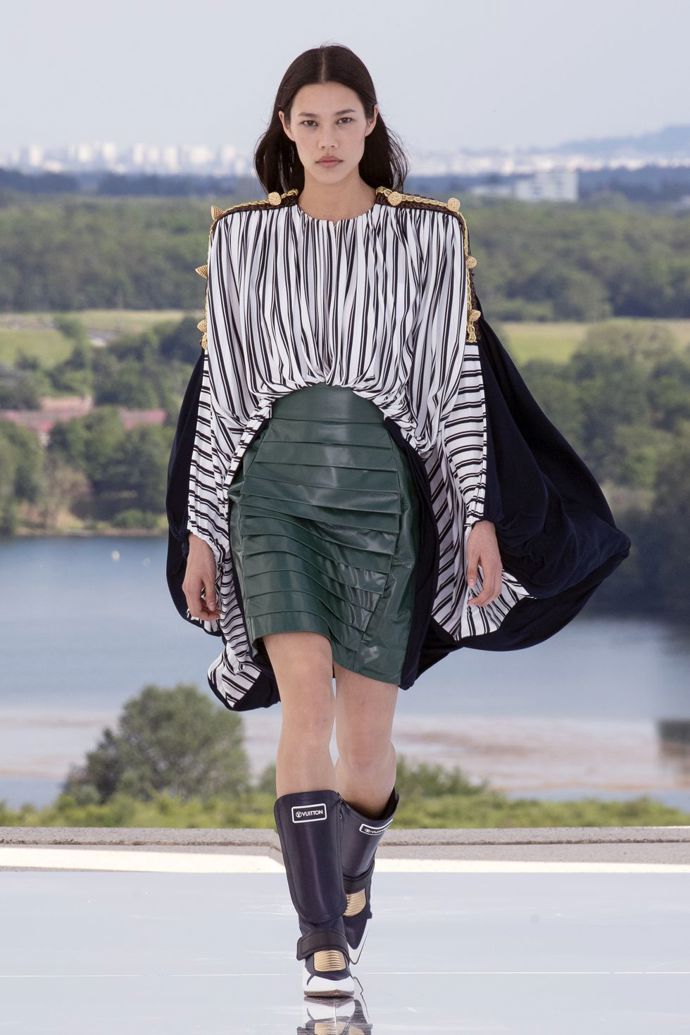  

Louis Vuitton Cruise 2022
