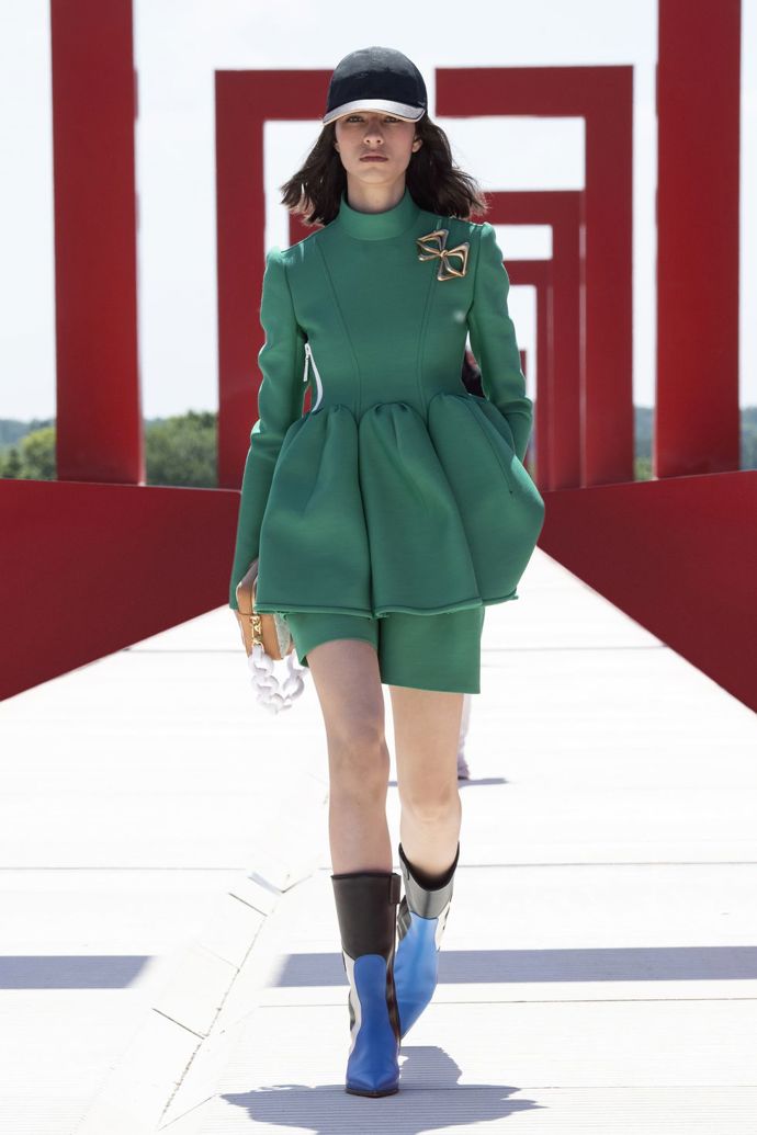  

Louis Vuitton Cruise 2022
