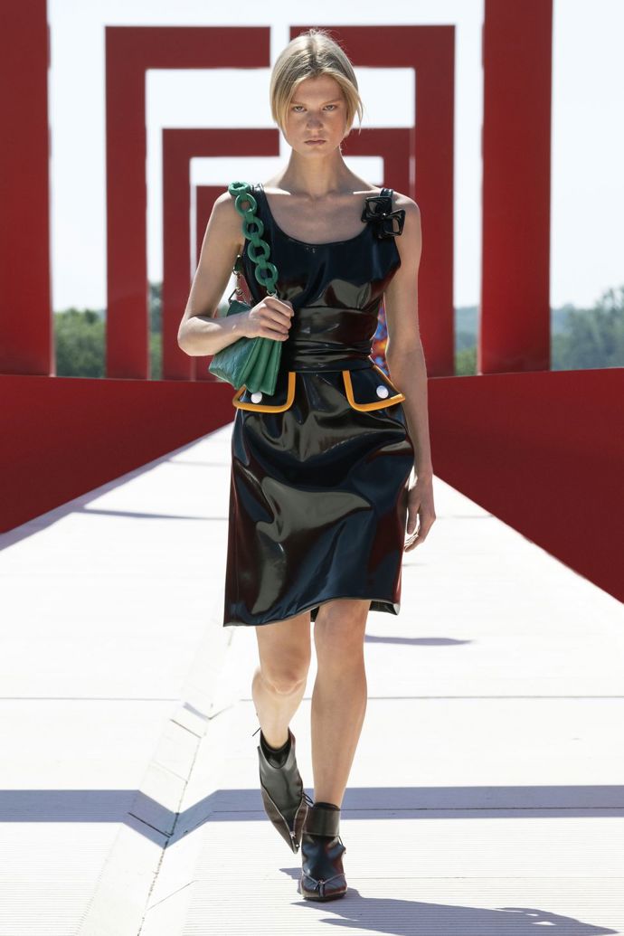  

Louis Vuitton Cruise 2022
