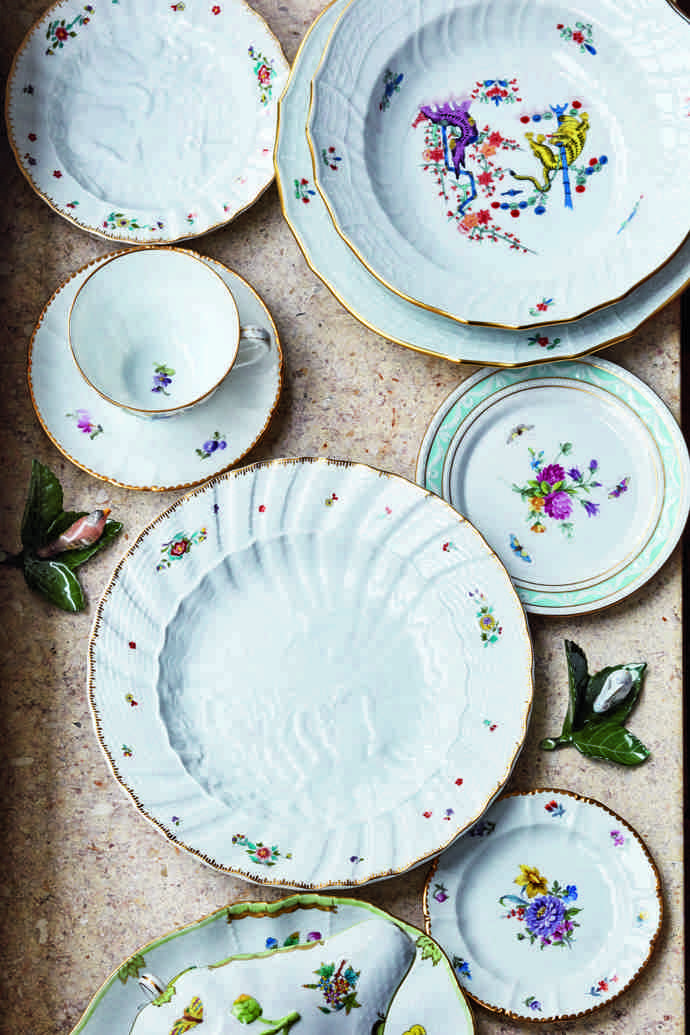  

Dechberoucí detaily umí dodnes vyrobit jedna z mála evropských porcelánek, a to rovnou ta nejstarší – Míšeň. Uroš si každý kus vybral osobně z katalogu a nechal vyrobit na zakázku. Každý má jiné zdobení, takzvaný cirát, vzájemně se ale musí respektovat a ladit, aby vytvořily zajímavě komponovaný set. Labutě jsou například cirát používaný Míšní už tři sta let.
