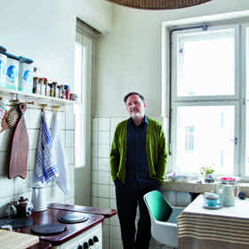 Unikátním holešovickým bydlením nás provázel jeden z jeho majitelů, vášnivý sběratel a milovník umění a designu ve všech jeho podobách Uroš. Spolu s partnerem Martinem mají ke kultuře velmi blízko také profesně: Uroš je filmový a divadelní režisér, spisovatel a pedagog, Martin zase historik.
Unikátním holešovickým bydlením nás provázel jeden z jeho majitelů, vášnivý sběratel a milovník umění a designu ve všech jeho podobách Uroš. Spolu s partnerem Martinem mají ke kultuře velmi blízko také profesně: Uroš je filmový a divadelní režisér, spisovatel a pedagog, Martin zase historik.