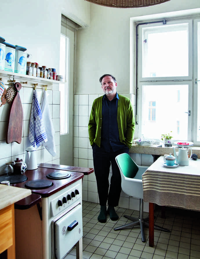  

Unikátním holešovickým bydlením nás provázel jeden z jeho majitelů, vášnivý sběratel a milovník umění a designu ve všech jeho podobách Uroš. Spolu s partnerem Martinem mají ke kultuře velmi blízko také profesně: Uroš je filmový a divadelní režisér, spisovatel a pedagog, Martin zase historik.
