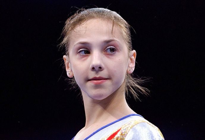  

Na olympijských hrách v Sydney v roce 2000 vyhrála mladičká šestnáctiletá rumunská gymnastka Andreea Răducanová zlato, aby ho hned zase odevzdala, jelikož byla pozitivně testována na drogy - konkrétně pseudoefedrin. Později se ukázalo, že látka byla součástí léků proti kašli, které užívala, a proto sportovkyně v roce 2015 požádala o navrácení medaile. Bohužel neúspěšně.  
