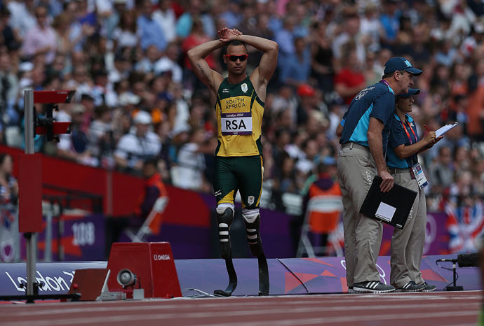  

Jihoafrický sprinter Oscar Pistorius se stal okamžitou inspirací a vzorem, když se rozhodl účastnit olympijských her s oběma amputovanýma nohama. Pak byl však usvědčen z vraždy... 
