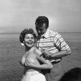  

Skandální Simone 

Když se Simone Silva rozhodla v roce 1954 pózovat nahoře bez před fotografy, strhla doslova melu, která vyústila v jednu zlomenou ruku a nohu. Později jí bylo doporučeno, aby festival opustila.  
