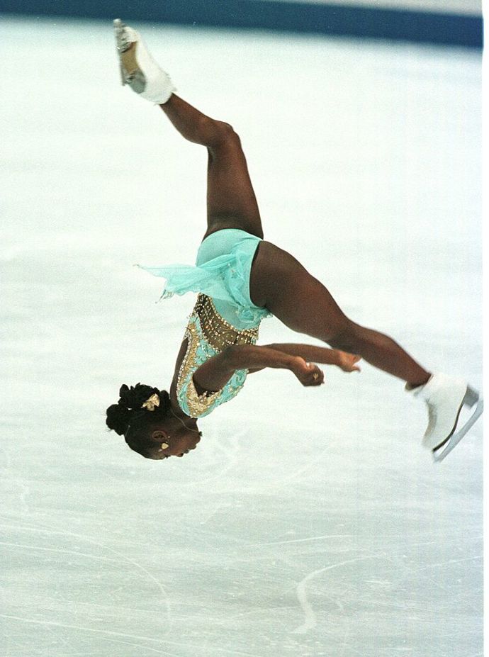  

Krasobruslení vypadá tak elegantně a mírumilovně, ale je to opravdu sport na ostří nože. V roce 1998 se do sportovní historie zapsala Surya Bonaly, která při své jízdě udělala velmi nebezpečné a také nelegální salto vzad na jedné noze. Jakkoliv to bylo impozantní, tak jí za to komise nemilosrdně strhla body. 
