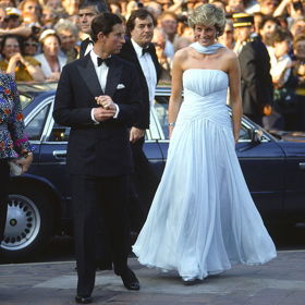  

Prince Charles a Diana

O jeden z největších ikonických momentů v Cannes se postarala Lady Diana v roce 1987, která se objevila spolu se svým manželem Charlesem na červeném koberci v úchvatných blankytných. Šatech od Catherine Walker. Tato róba byla v roce 1987 vydražena v aukci za dva a půl milionu korun. 
