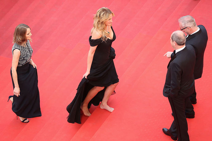  

Na boso

Když Julia Roberts v roce 2016 zvedla na červeném koberci svou róbu na premiéře filmu Money Monster, byla na boso. Šlo o formu protestu, kdy herečka chtěla zdůraznit fakt, že byla skupina žen vykázana z jiného promítání, protože neměly podpatky.  
