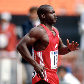 Kanadský sprinter Ben Johnson překonal světový rekord a vyhrál zlatou medaili v běhu na sto metrů v roce 1988 v Soulu. Po závodu řekl dnes již památnou větu: “Zlatá medaile – to je něco, co mi již nikdo nemůže vzít.” A mýlil se. Kvůli dopingu mu byla odebrána.
Kanadský sprinter Ben Johnson překonal světový rekord a vyhrál zlatou medaili v běhu na sto metrů v roce 1988 v Soulu. Po závodu řekl dnes již památnou větu: “Zlatá medaile – to je něco, co mi již nikdo nemůže vzít.” A mýlil se. Kvůli dopingu mu byla odebrána.