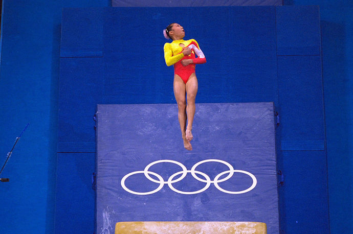  

V roce 2000 se stal jeden z největších olympijských skandálů týkajících se věku. Ačkoliv pravidla jasně zadávají, že gymnastky musí být starší šestnácti let, aby mohly soutěžit, Dong Fangxiao bylo pouze čtrnáct let.  
