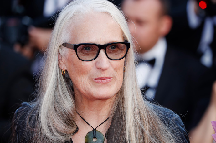  

Šampion Campion

Zlatou palmu získalo historicky mnoho mužů, ale první žena až v roce 1993. Byla jí Jane Campion a cenu vyhrála za drama The Piano. 
