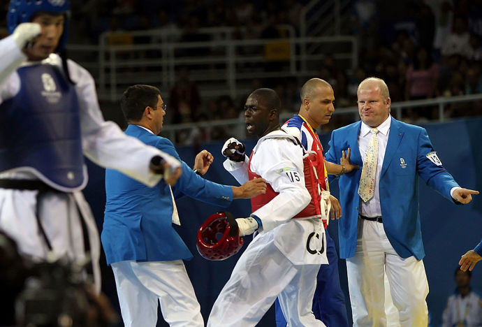  

Angel Matos kopl rozhodčího do obličeje a následně byl doživotně vyloučen ze Světové federace taekwondo. V roce 2008 byl diskvalifikován, jelikož prodlužoval přestávku, kdy čekal na lékařskou pomoc po zranění. Vyústilo to v tento dramatický incident.  
