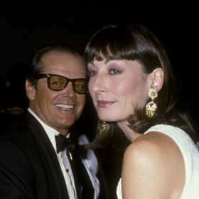 Jack Nicholson a Anjelica Huston 1973 – 1990
Podle herečky šlo o lásku na první pohled. Definitivně se však hvězdy rozešly, když další herečka (Rebecca Broussardová) čekala Nicholsovovo dítě.
Jack Nicholson a Anjelica Huston 1973 – 1990
Podle herečky šlo o lásku na první pohled. Definitivně se však hvězdy rozešly, když další herečka (Rebecca Broussardová) čekala Nicholsovovo dítě.