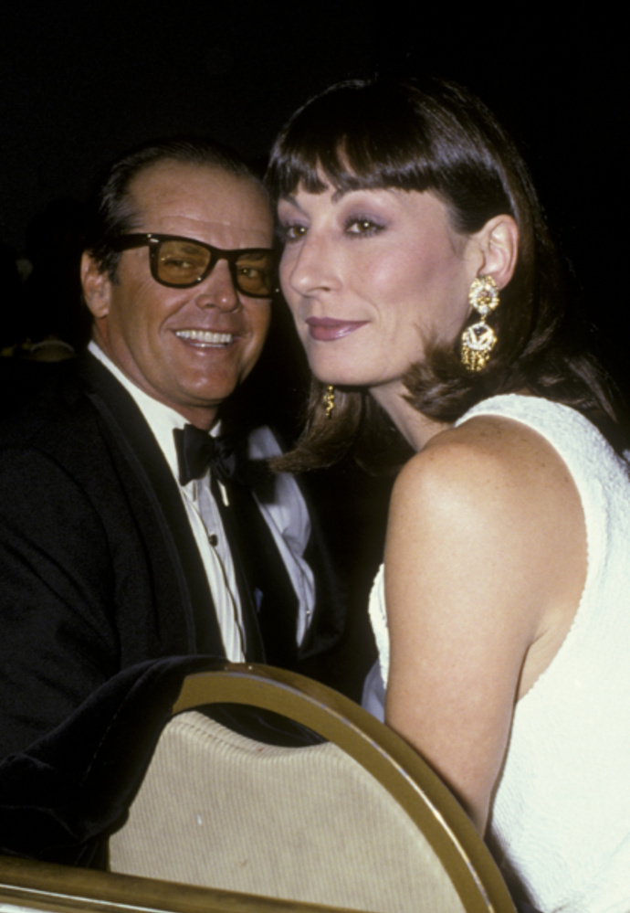  

Jack Nicholson a Anjelica Huston 1973 – 1990

Podle herečky šlo o lásku na první pohled. Definitivně se však hvězdy rozešly, když další herečka (Rebecca Broussardová) čekala Nicholsovovo dítě.
