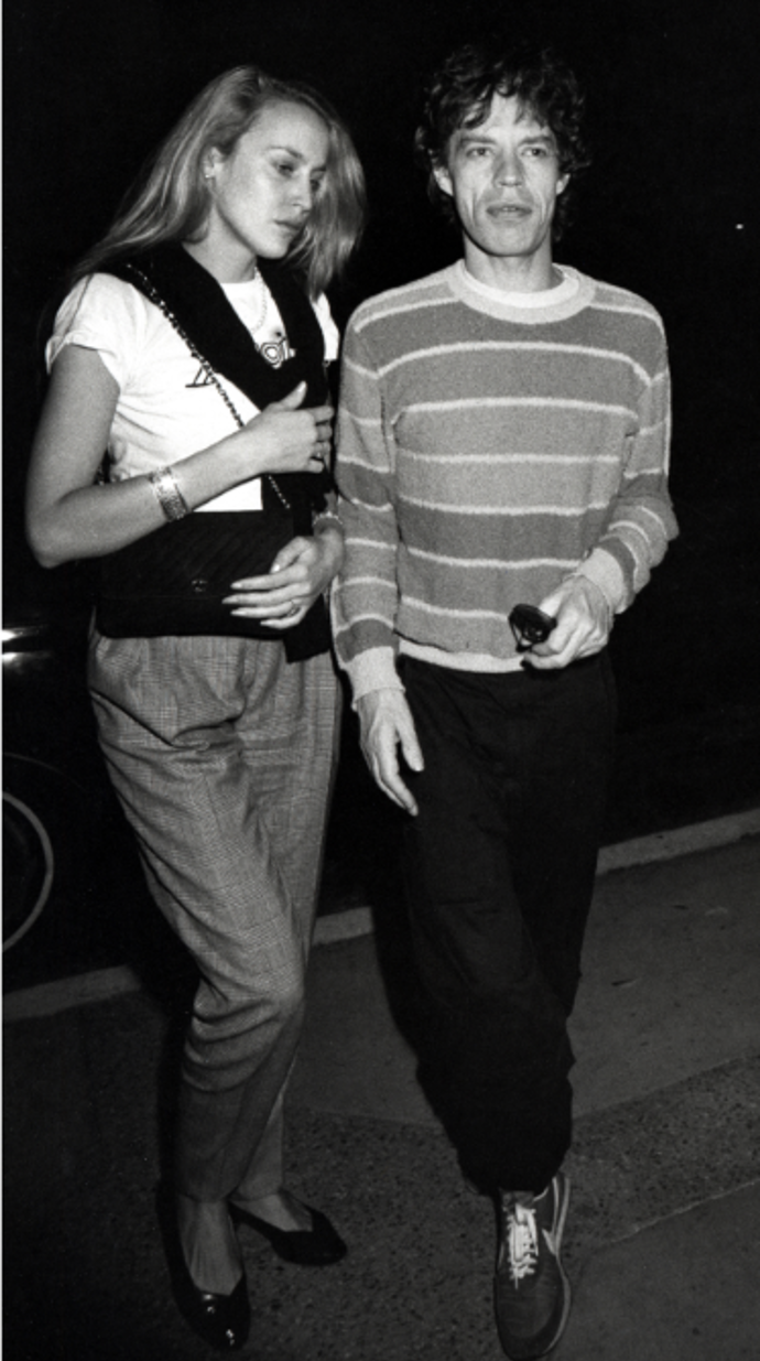  

Jerry Hall a Mick Jagger 1990–1999

Jejich vztah trval devět let, po nichž Mick Jagger ženu opustil a co víc, jejich hinduistický sňatek prohlásil za neplatný a nechtěl exmodelku řádně vyplatit.
