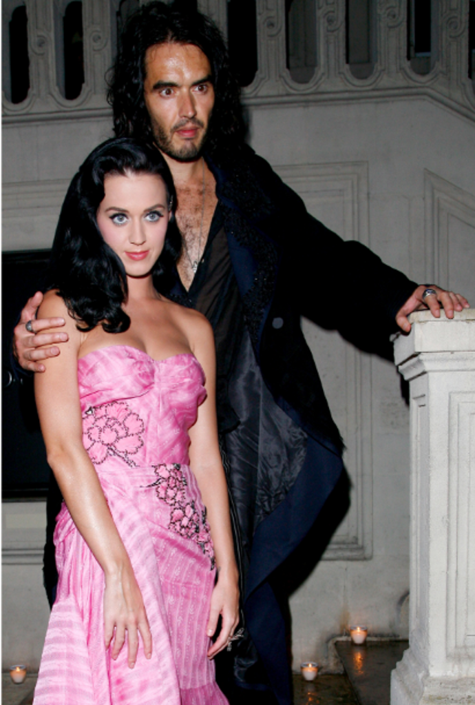  

Katy Perry a Russell Brand 2010 – 2011

„Dlouho se mi neozval a pak od něj na Silvestra 2011 přišla esemeska, že se se mnou rozvádí. Ani mě nenapadlo, že má takovéhle úmysly,“ přiznala zpěvačka.
