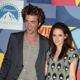 Kristen Stewart a Robert Pattison 2008 – 2009
Roku 2012 došlo mezi zamilovanými k prvním neshodám a poté, co si Kristen začala s režisérem Rupertem Sandersem se dvojice rozešla.
Kristen Stewart a Robert Pattison 2008 – 2009
Roku 2012 došlo mezi zamilovanými k prvním neshodám a poté, co si Kristen začala s režisérem Rupertem Sandersem se dvojice rozešla.