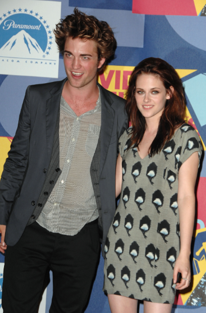  

Kristen Stewart a Robert Pattison 2008 – 2009

Roku 2012 došlo mezi zamilovanými k prvním neshodám a poté, co si Kristen začala s režisérem Rupertem Sandersem se dvojice rozešla.
