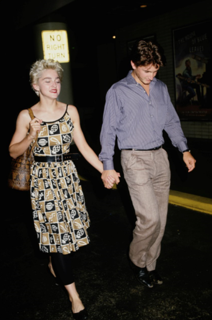  

Madonna a Sean Penn 1985 – 1989

Vztah byl už od počátku vyhrocený a po několika vzájemných obviněních skončil po pěti letech rozvodem, který byl pro oba umělce vysvobozením. Sean se však několik let na to nechal slyšet, že svou první manželku nikdy nepřestal milovat. 
