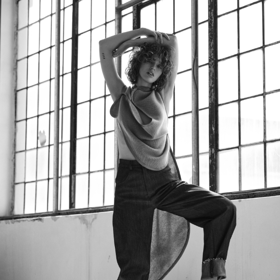  

pletené šaty, Aleš Hnátek, student UMPRUM Ateliér Design Oděvu a Obuvi denimové kalhoty, Tereza Rosálie Kladošová kožená obuv, H&M
