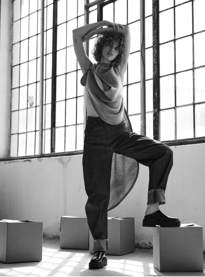  

pletené šaty, Aleš Hnátek, student UMPRUM Ateliér Design Oděvu a Obuvi denimové kalhoty, Tereza Rosálie Kladošová kožená obuv, H&M
