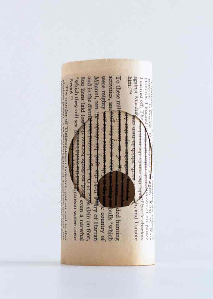  

Pantheon, oblíbené dílo člena umělecké skupiny Fluxus Andrewa Laurissona, Chiera koupila na veletrhu Art Basel.
