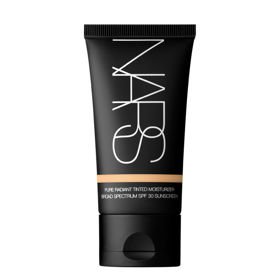 Nars Pure Radiant with Broad Spectrum SPF - Složení tohoto tónovaného hydratačního make-upu je plno žádaných přísad, jako je vitamín C (který snižuje výskyt tmavých skvrn způsobených hyperpigmentací). Přičtěte širokospektrální ochranu proti UV záření a SPF 30 a budete ho chtít. Lehký vzorec je nekomedogenní, takže jej můžete volně nanášet na pokožku bez rizika ucpávání pórů.
Nars Pure Radiant with Broad Spectrum SPF - Složení tohoto tónovaného hydratačního make-upu je plno žádaných přísad, jako je vitamín C (který snižuje výskyt tmavých skvrn způsobených hyperpigmentací). Přičtěte širokospektrální ochranu proti UV záření a SPF 30 a budete ho chtít. Lehký vzorec je nekomedogenní, takže jej můžete volně nanášet na pokožku bez rizika ucpávání pórů.
