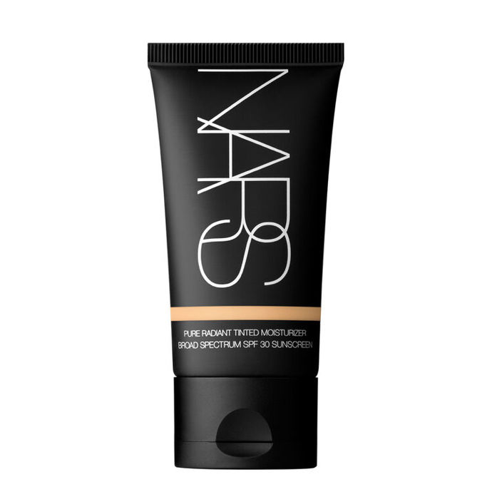  

Nars Pure Radiant with Broad Spectrum SPF - Složení tohoto tónovaného hydratačního make-upu je plno žádaných přísad, jako je vitamín C (který snižuje výskyt tmavých skvrn způsobených hyperpigmentací). Přičtěte širokospektrální ochranu proti UV záření a SPF 30 a budete ho chtít. Lehký vzorec je nekomedogenní, takže jej můžete volně nanášet na pokožku bez rizika ucpávání pórů. 
