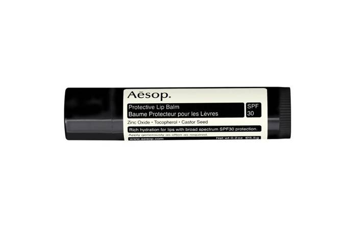  

Aesop Lip Balm - Dobrý krycí balzám na rty a další úrovně pro ty, kteří neopouštějí dům bez pojistky v kapse. Výsledkem jsou čisté, nelepivé a hladce vypadající rty.
