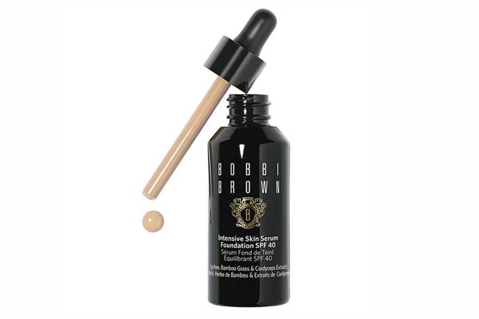  

Bobbi Brown Foundation - Ošetřuje vaši pokožku jako sérum, takže obnovuje její hladkost a zář a zároveň ji chrání pomocí SPF 40. Je ideální pro každodenní použití i pro ty, co nesnesou těžké líčení. Pokrytí? Střední až plné, ale pozor nechrání před UVA.
