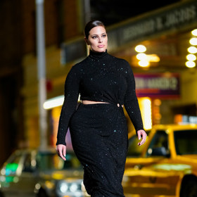 Ashley Graham - V roce 2001 podepsala smlouvu s modelingovou agenturou Wilhelmina Models. O dva roky později uzavřela kontrakt s Ford Models. V roce 2016 se stala první modelkou prádla nadměrných velikostí, která se objevila na obálce plavkového vydání časopisu Sports Illustrated Swimsuit Issue.
Ashley Graham - V roce 2001 podepsala smlouvu s modelingovou agenturou Wilhelmina Models. O dva roky později uzavřela kontrakt s Ford Models. V roce 2016 se stala první modelkou prádla nadměrných velikostí, která se objevila na obálce plavkového vydání časopisu Sports Illustrated Swimsuit Issue.