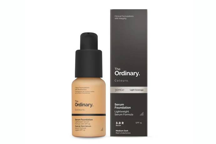  

The Ordinary Serum Foundation - S lehkým až středním krytím je textura podobná séru ideální k tomu, aby pokryla pokožku SPF vrstvou, která se v horkých letních dnech udrží, aniž by hned sklouzla.
