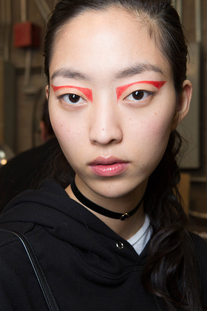 NEGATIVE EYELINER