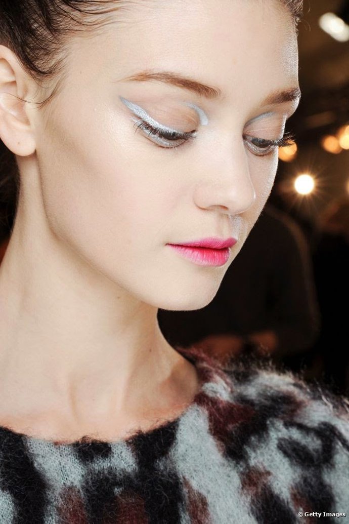 NEGATIVE EYELINER