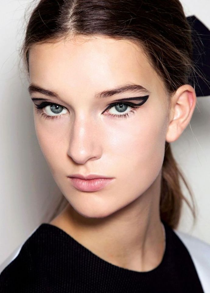 NEGATIVE EYELINER