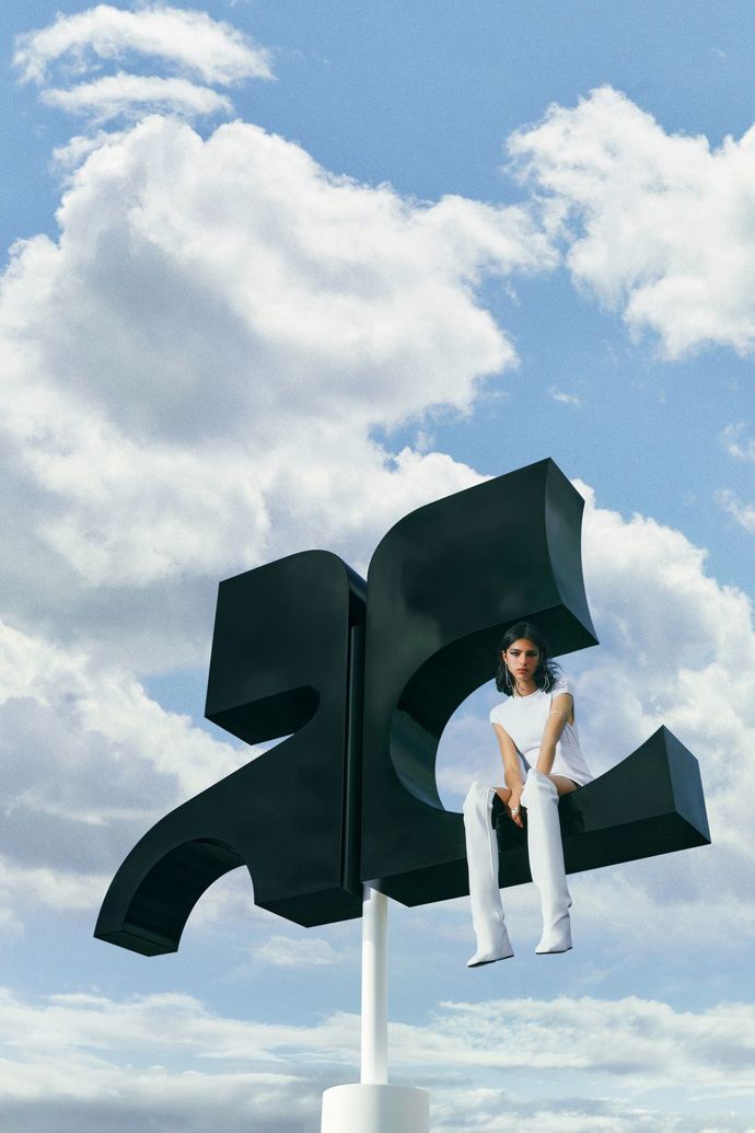  

Courreges
